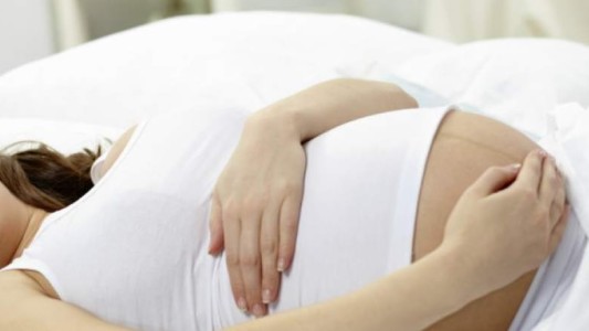 Intentó dar a luz con la ayuda de un tutorial de Youtube: murieron la mujer y el bebé