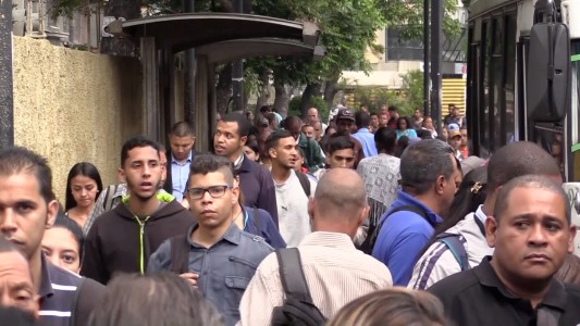 Venezolanos vuelven al trabajo tras masivo apagón