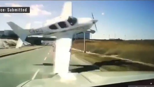 El momento en que una avioneta casi atropella un auto