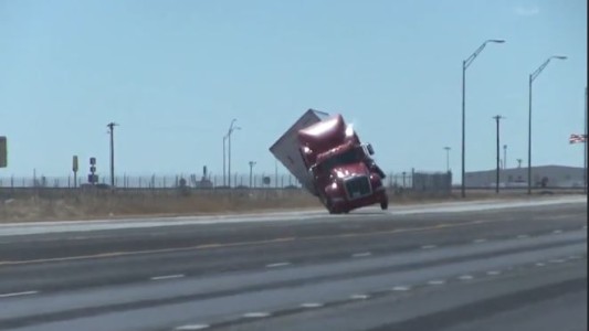 El momento en que el viento derriba un camión en Texas