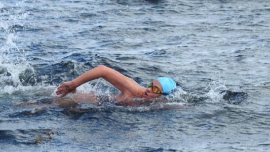 Desafío Malvinas: una neuquina cruzó a nado el Estrecho de San Carlos