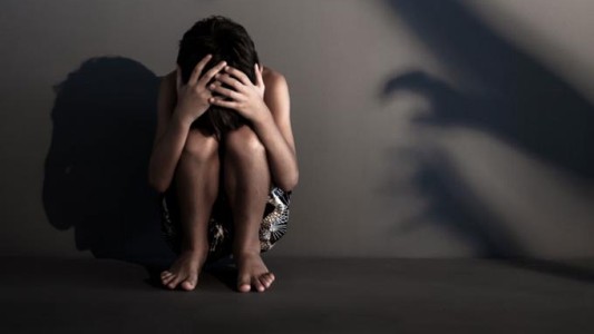 Una mujer se filmaba abusando de su hijo de 4 años y vendía los videos por Internet