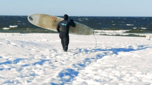 Rusos practican surf con temperaturas bajo cero