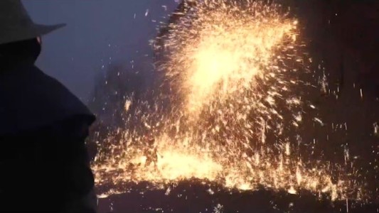 Herreros chinos crean fuegos artificiales con acero fundido