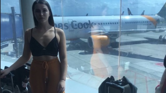 Una joven indignada con una aerolínea porque la obligaron a taparse con una campera