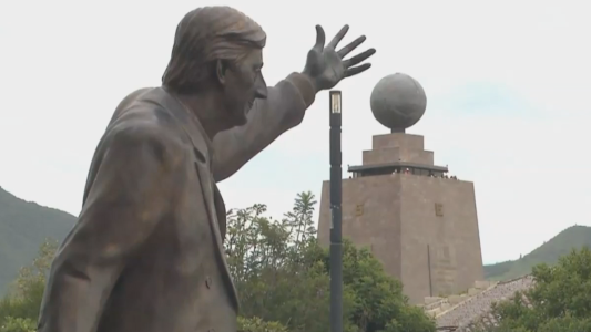 Lenín contra la estatua de Néstor