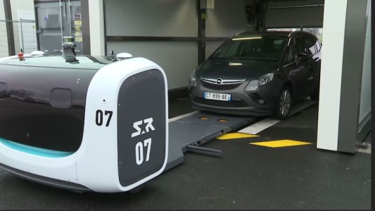 "Stan", el robot que estaciona los autos en el aeropuerto de Lyon