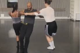 El nuevo desfío viral furor en las redes sociales: "El baile del triángulo"