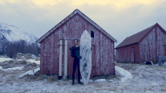 Insólito: usa una tabla de suf hecha con hielo