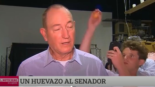 Senador recibió un huevazo y cacheteó al menor que lo agredió