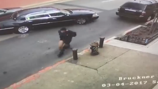 Pantalones flojos frustran la fuga del esposado