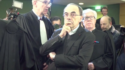 El papa rechazó la renuncia del cardenal condenado por encubrir casos de pederastia.