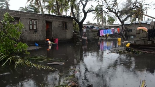 Rescate contra reloj tras ciclón en Mozambique