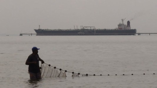 Aprender a pescar: la única salida de algunos venezolanos para comer