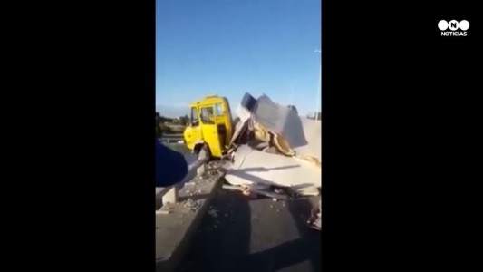 Un camión quedó colgado de un puente tras un violento choque