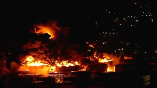 Continúa descontrolado el incendio en una refinería en Houston