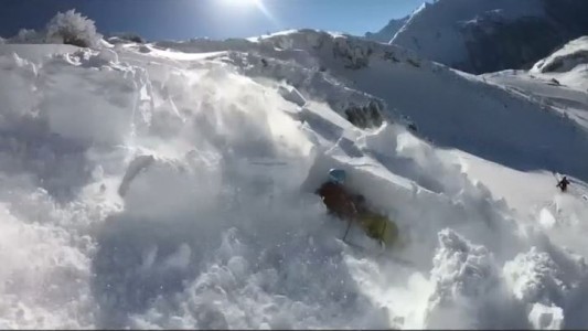 Grabó el momento que es sepultado por una avalancha