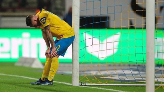 Video: erró el gol y después se lo sacó al compañero