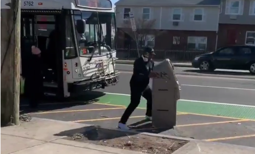 Insólito: un ladrón intenta huir en un colectivo con un cajero automático a cuestas
