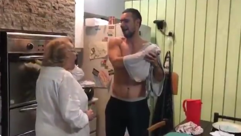 El viral que emociona en las redes: se tatuó una carta que su abuela le escribió a su abuelo cuando murió