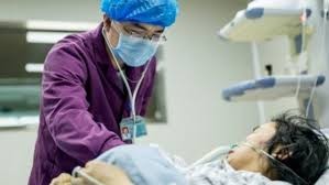 Se inyectó jugo de frutas "para estar saludable" y quedó al borde de la muerte