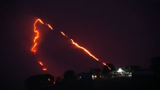 El fuego arrasó una montaña en Caracas