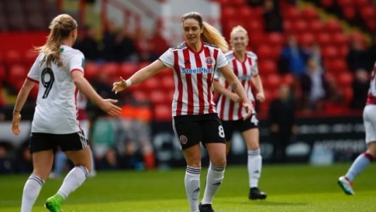 Jugadora fue suspendida por insultos racistas y decidió retirarse del fútbol