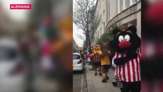 Insólito desfile de las mascotas de los clubes
