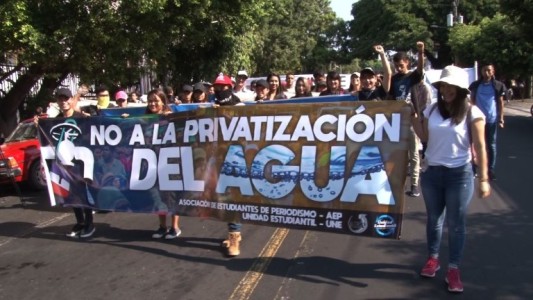 Violenta protesta contra la privatización del agua