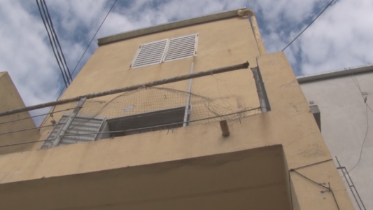 Dos nenes sobreviven a la caída desde un balcón