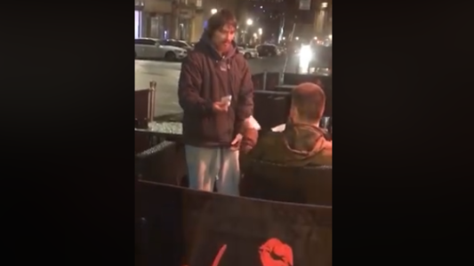 Viral emocionante: el increíble gesto de un grupo de chicos con un hombre sin hogar que les pidió plata