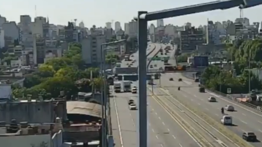 Así fue el choque de los dos camiones en la autopista 25 de Mayo