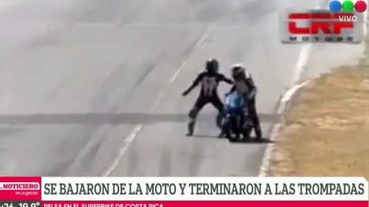 A las trompadas en plena carrera de motociclismo