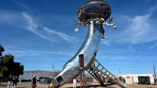 Extravagante festival de arte hace revivir un pueblo olvidado