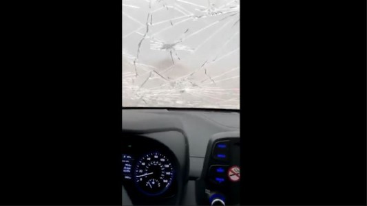 Así quedó el parabrisas por el granizo