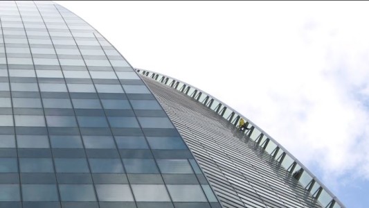 El hombre araña quiere salvar la Catedral de Notre Dame