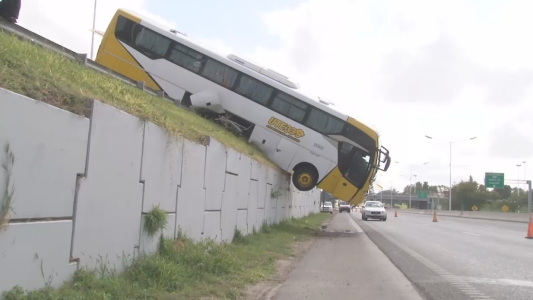 La mancha de la imprudencia: por qué un colectivo quedó colgado en una autopista