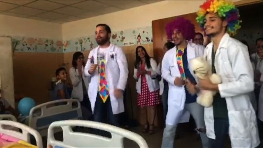 Curan y alegran a los niños en un hospital colapsado de Venezuela