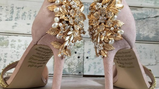 Descubrió un emotivo mensaje de su madre muerta, escondido en sus zapatos de boda