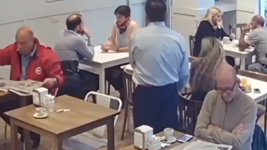 Roba una cartera a la vista de todos y nadie se da cuenta