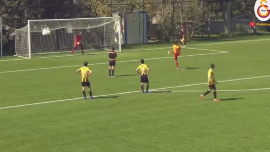 El noble gesto: pateó afuera un penal mal cobrado