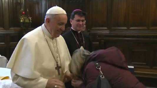 Explicación oficial: ¿por qué el Papa no quiere que le besen el anillo?
