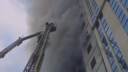 Trágico incendio en un edificio obliga a arriesgados rescates