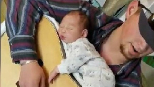 La forma más tierna para dormir a una bebé: arriba de la guitarra, mientras el padre toca