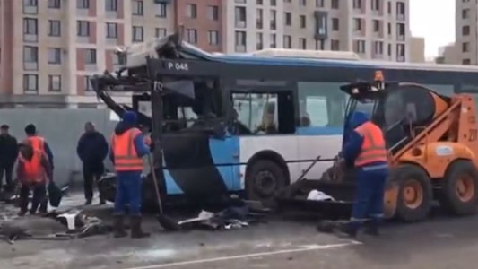 Tremendo choque deja 2 muertos y decenas de heridos