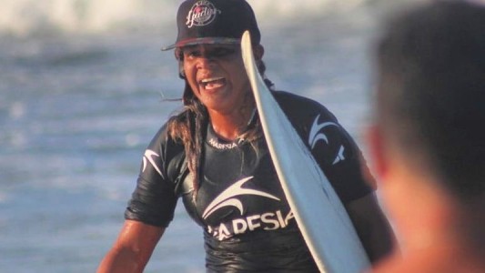 Video: una campeona brasileña de surf murió fulminada por un rayo en el mar