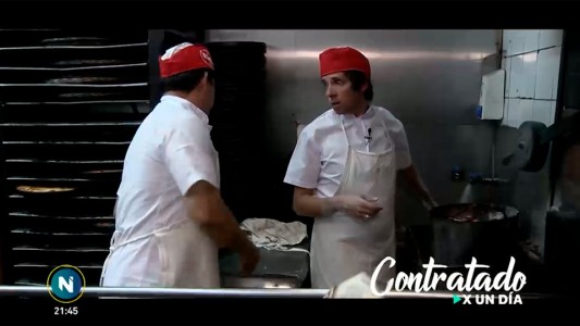 Contratado por un día: Roberto Funes Ugarte se prueba en una pizzería