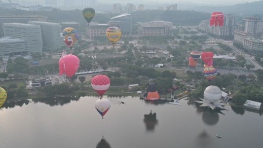 El cielo de Malasia cubierto de globos