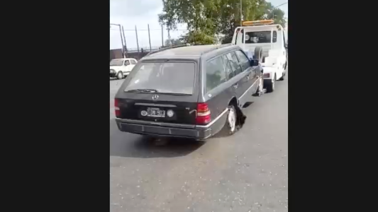 La grúa que va destrozando el auto camino al corralón