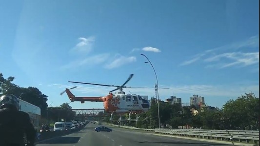 Así aterrizó un helicóptero en la AU General Paz